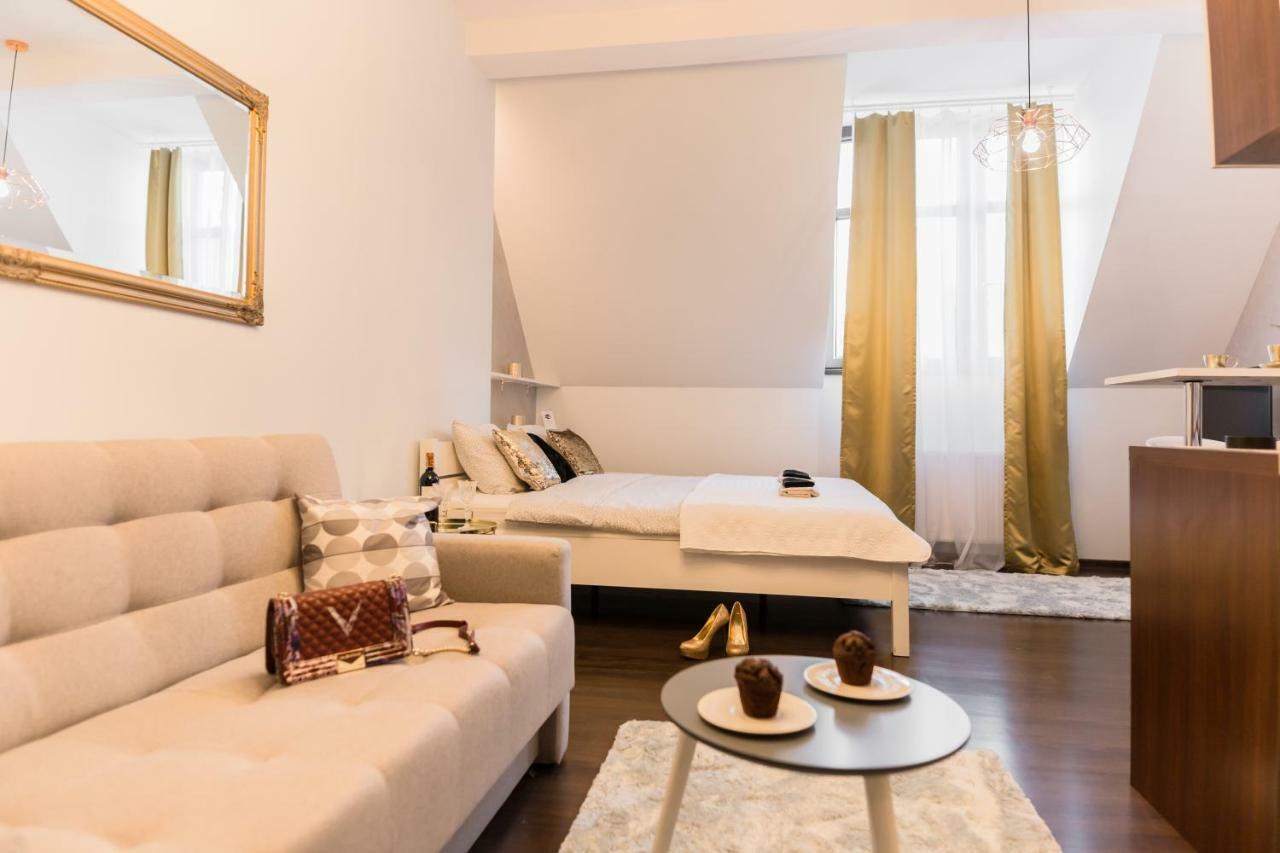 Goldeneye Center Apartment